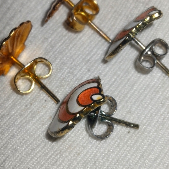 ×2 Pairs Of Goldtone Stuff Earrings - Picture 3 of 3